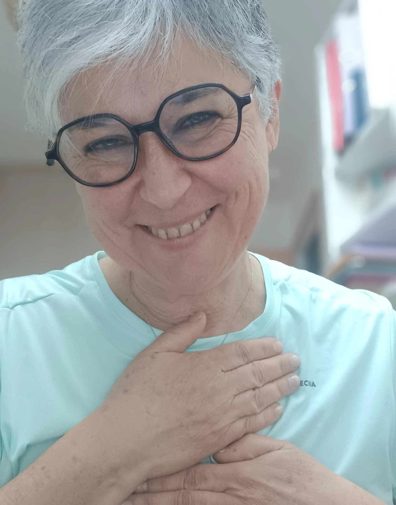 Annick praticienne en reiki et magnetisme pratiquant un auto soin energetique