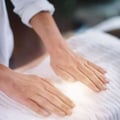Seance de soin energetique par imposition des mains avec diffusion de lumiere pour le reiki et le magnetisme
